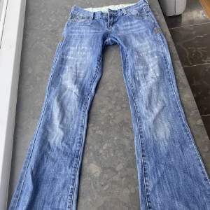 Säljer dessa jätte snygga lite håliga jeans!! Storlek 34-36, midjemått 38 tvärs över och innerbenslängd är 79cm💗 kontakta för fler bilder, använd gärna KÖP NU!⭐️