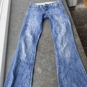 Lågmidjade jeans  - Säljer dessa jätte snygga lite håliga jeans!! Storlek 34-36, midjemått 38 tvärs över och innerbenslängd är 79cm💗 kontakta för fler bilder, använd gärna KÖP NU!⭐️