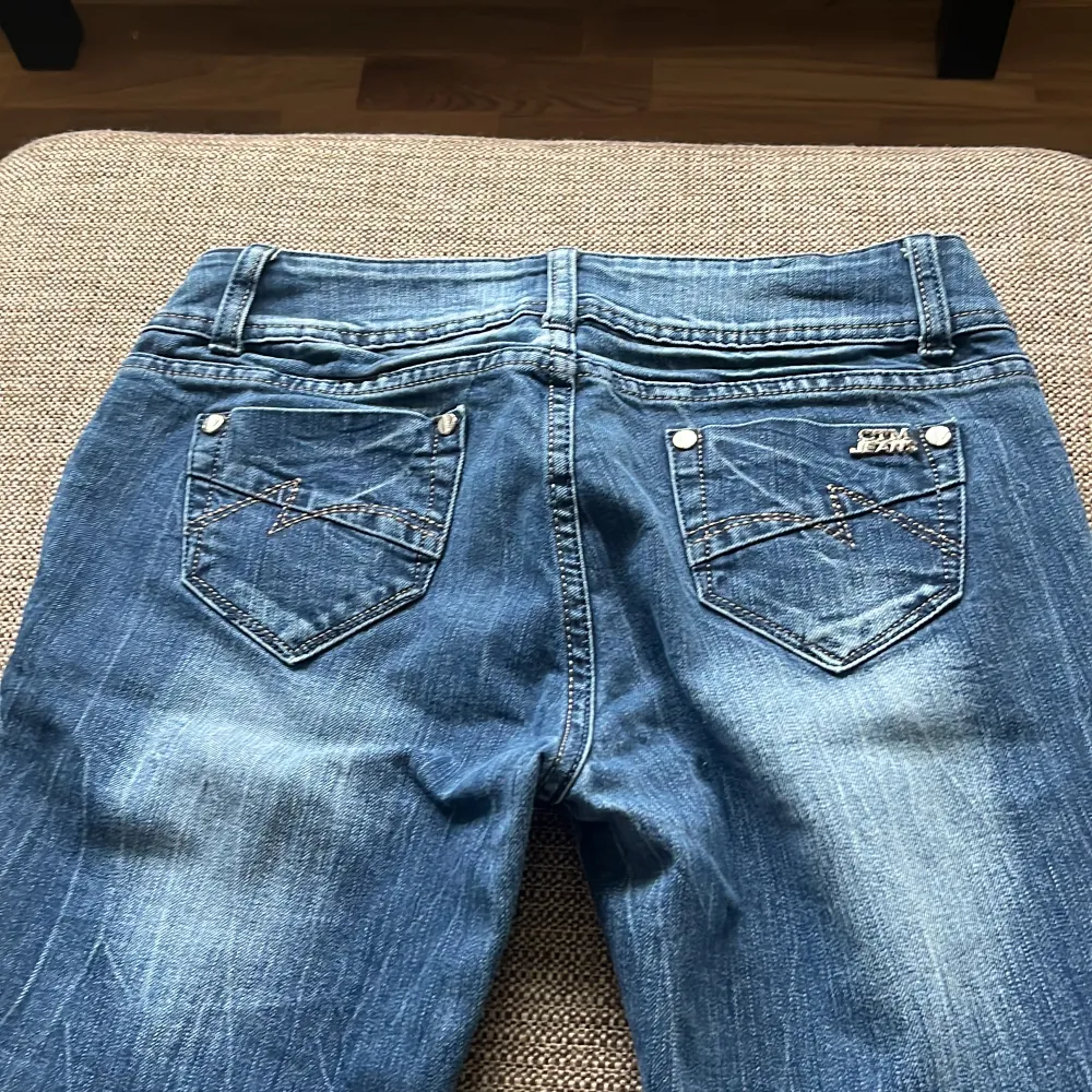Fina jeans i bra skick från CTM jeans. Säger att storleken är XL men de är väldigt små ändå, skulle säga runt S/M Innerbenslängd 75 cm. Jeans & Byxor.