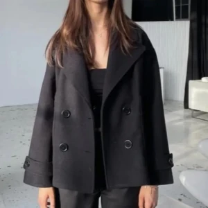 Design By Si kappa🖤 - Säljer nu min favoritkappa från design by si som är köpt förra hösten!❤️den är använd en vintersäsong men är i väldigt fint skick! Säljer då Jah köpt en ny liknande!