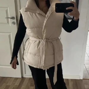 Väst - Beige väst från BikBok. Säljer då den inte kommer till användning. Köpare står för frakt! 🤍