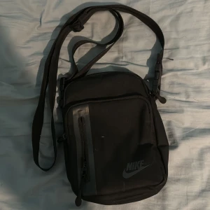 Nike axelväska - Gott skick får plats med mycket 