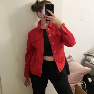 Röd jeans jacka aldrig använd 
