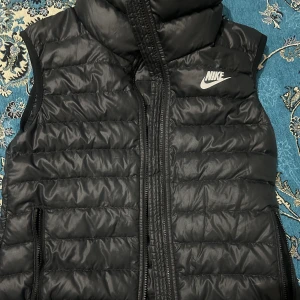 Nike väst  - En väldig fin Nike väst, den är använd ett par gånger fast den kommer inte till användning längre. Köpt för 500 och säljer för 150. Skriv privat för mer bilder❤️