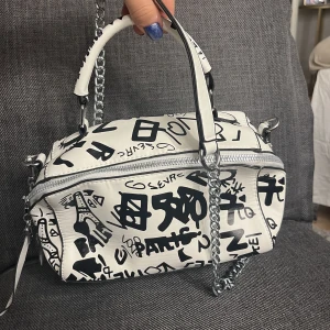 Unik handväska⭐️ - Väska med olika coola tryck!⭐️🤍 Köpt för 250kr men säljer för 100💞