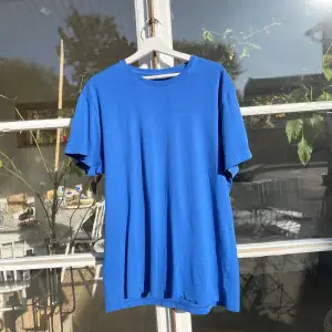 Hej, säljer en klarblå T-shirt från Dressman. Storlek XXL men passar även XL. Utmärkt skick. Pris inte hugget i sten. Hör av dig vid frågor. 