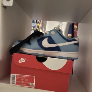 Nike dunk low Aragon  - Säljer ett par Nike dunk low Aragon. Nästan helt oanvänd, har används ungefär 5 gånger, fint skick. Låda och kvitto medföljer 