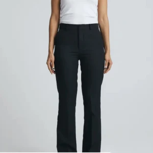 Kostymbyxor  - Säljer dessa kostymbyxor från Bikbok då de ej kommer till någon användning. Byxorna är i perfekt skick utan några defekter alls💕