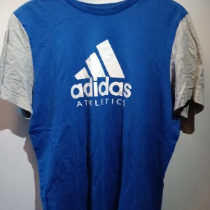 En blå T-Shirt från Adidas i storlek XS-S! Bra skick!  - En blå T-Shirt från Adidas i storlek XS-S! Bra skick! 