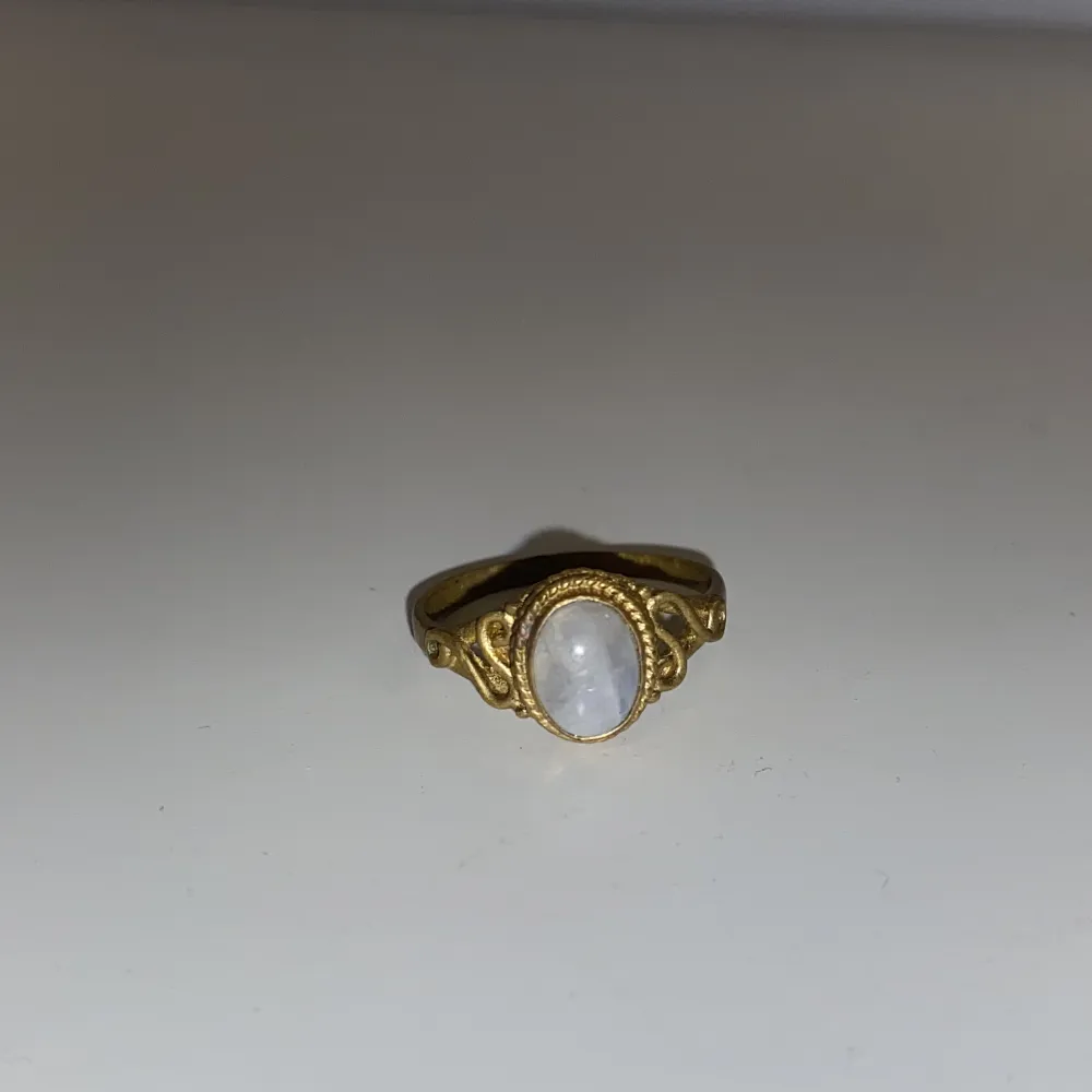 Säljer den här häftiga ringen med en månsten i mitten, säljer pga att den inte har kommit till användning hos mig (den är lite för stor). Skulle säga att storleken är M/L. Köpte den för 150kr.. Accessoarer.