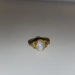 Säljer den här häftiga ringen med en månsten i mitten, säljer pga att den inte har kommit till användning hos mig (den är lite för stor). Skulle säga att storleken är M/L. Köpte den för 150kr.