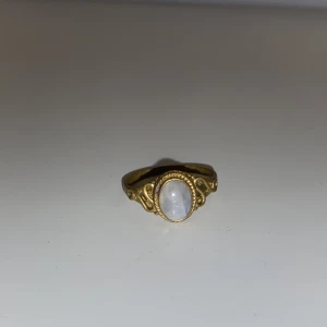 Cool ring - Säljer den här fina ringen pga att den inte har kommit till användning hos mig (den är lite för stor). Skulle säga att storleken är M/L. Köpte den för 150kr.