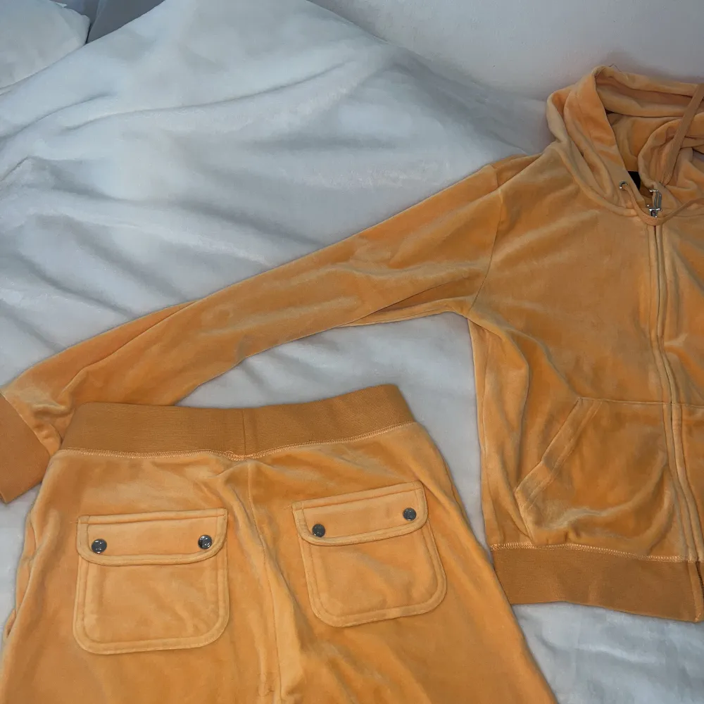 En jätte fin orange juicy couture set som är använd ett fåtal gånger. Storlek s på koftan och xs på byxorna.. Tröjor & Koftor.