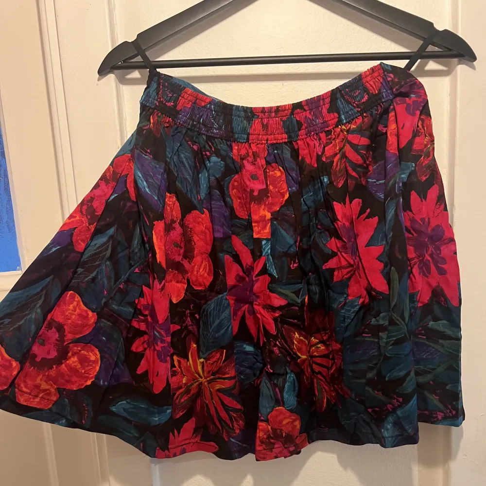 Comfy vintage floral skirt. Shop the top too as a bundle on my page ✨. Kjolar.
