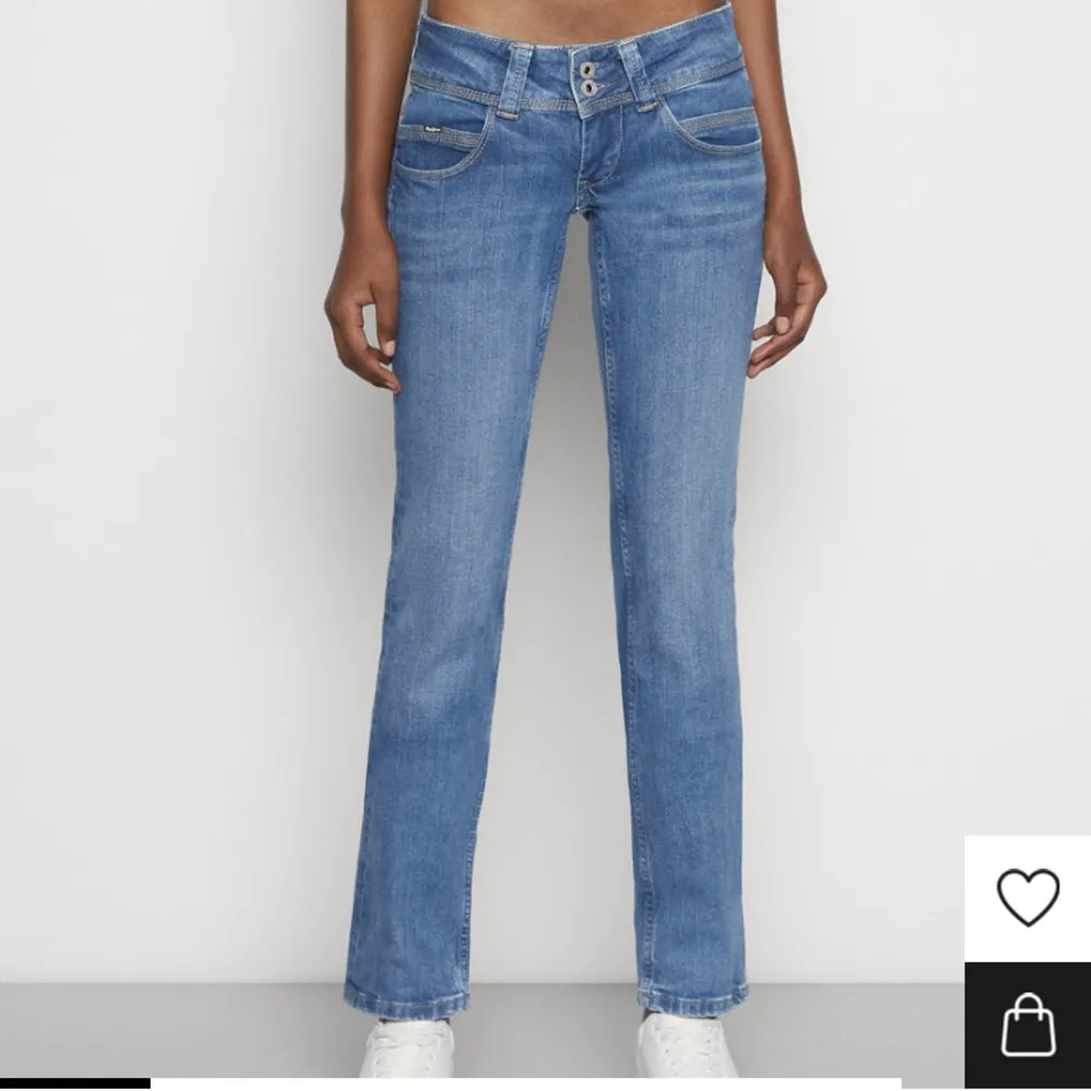 Säljer dessa assnygga jeans då jag har många andra och slutat använda de❤️(köpt för 1000, köp direkt för 500) skriv ifall ni vill ha fler bilder/frågor❤️. Jeans & Byxor.