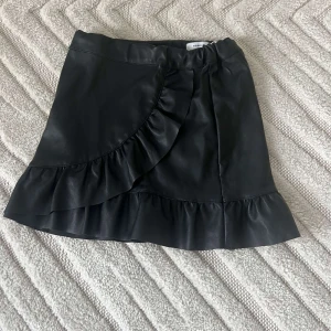 Kjol - Jätte fin skinnkjol, säljer pga att den är för liten! Jätte fint skick 