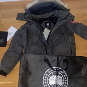 Canadagoose jacka  - Säljer min canadagoose jacka i storlek xs den är 5 dagar gammal och säljer för den inte passar mig den är i helt perfekt skicka och absolut inget är fel med den pris kan diskuteras vid snabb affär och kom privat om du vill ha mer bilder någonstans på den👍