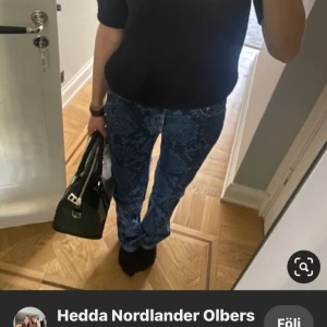 Weekday jeans - Säljer dessa as balla jeans med orm mönster. Endast använda 1 gång. Säljer då de inte passar.❤️ LÅNADE BILDER!