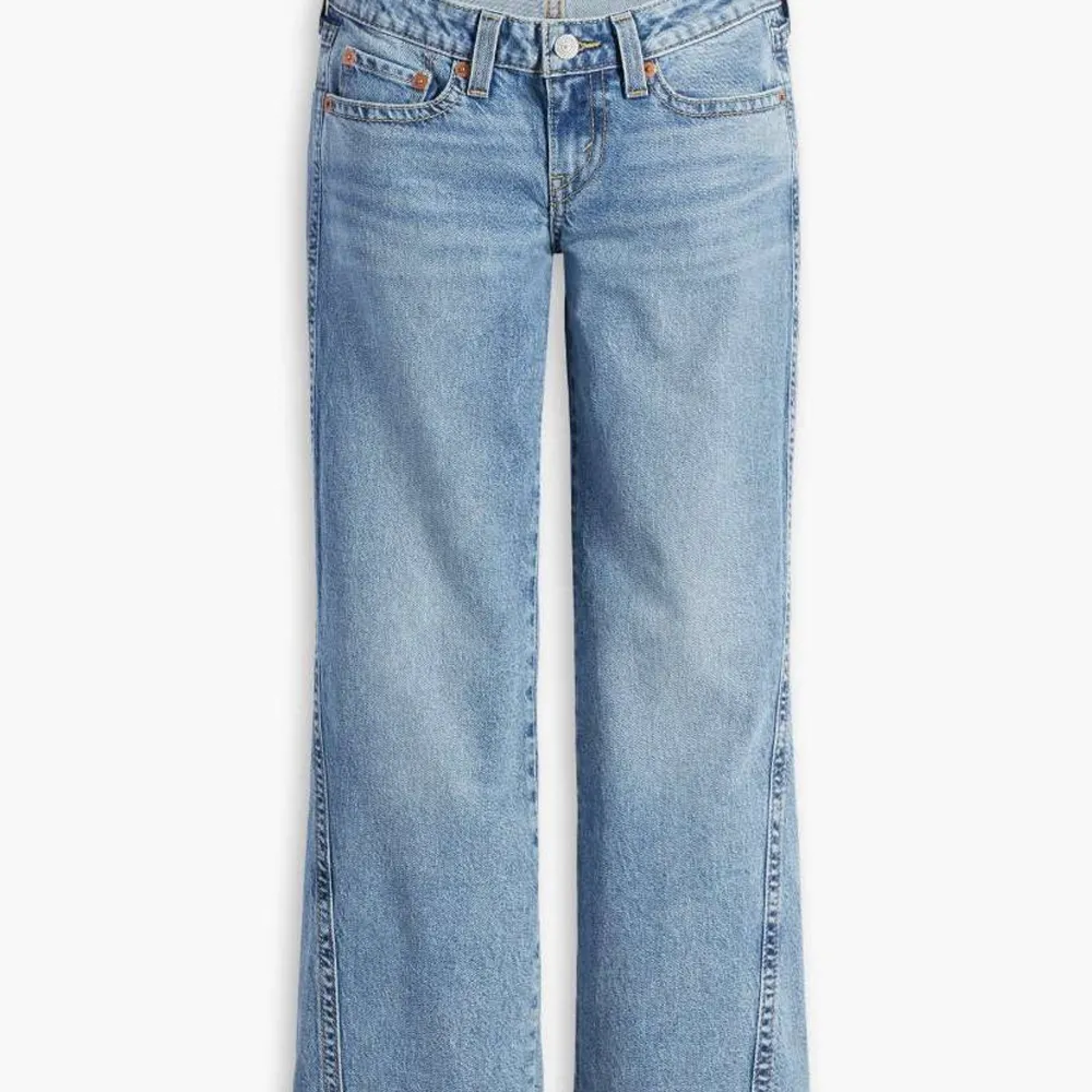 Säljer mina super snygga levis jeans som är low waist bootcut. Köpta i somras så de är som nya. Storlek 26/32 Köpta för 1319kr säljer för 1000kr, man får även med en gratis gåva i paketet. Skriv om ni vill ha egna bilder. Jeans & Byxor.