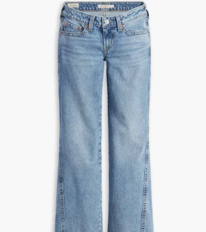 Levis jeans - Säljer mina super snygga levis jeans som är low waist bootcut. Köpta i somras så de är som nya. Storlek 26/32 Köpta för 1319kr säljer för 1000kr, man får även med en gratis gåva i paketet. Skriv om ni vill ha egna bilder