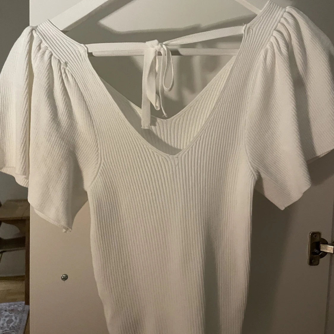 Vit tröja med öppen rygg - 90