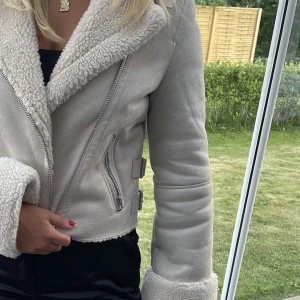 Beige jacka - Superfin fodrad jacka från Bershka. Beige, storlek S. Fint skick, knappt använd