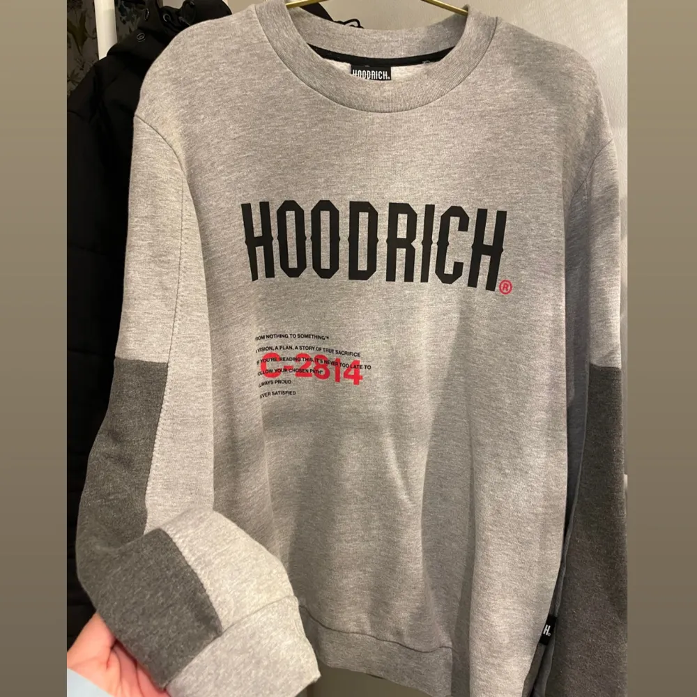 Hoodrich kofta i storlek L men passar M också, köpte den förra vinter på JD sports i Stockholm den är från ”mänavdelning” men såklart att tjejer kan också använda den köpte för 1000 så kan ej sänka priset.. Hoodies.