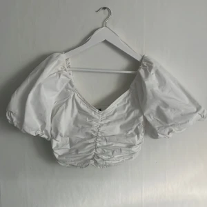 Vit topp med puffärm - Säljer en vit topp med puffärm från Gina Tricot. Knappt använd, fint skick. Pris kan diskuteras💜