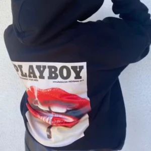 Playboy hoodie  - Använt få tag gånger. Hör av er för fler bilder 