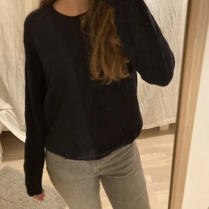 Stickad tröja  - Marinblå stickad tröja perfekt nu till vintern (nästan aldrig använt), står ingen storlek men passar mig som har S