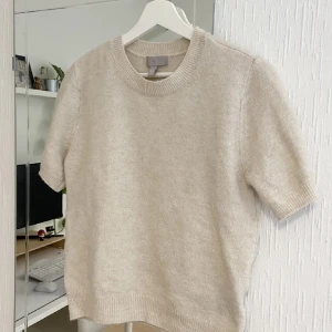 Stickad t-shirt  - Skit snygg stickad t-shirt från H&M❣️