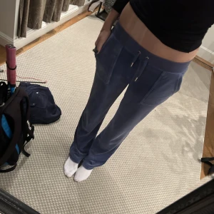 Juicy byxor - Jätte fina juicy byxor som är nästan helt oanvända! Älskar färgen!! Kommer inte till användning därför säljer jag🥰