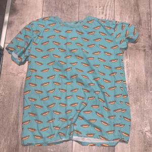 Biltema tröja - Korv/biltema tröja som enbart är använd ett fåtal gånger. Den är liten i storleken så jag skulle säga att det är mer M än L💕 Skriv i dm om du har några frågor💗