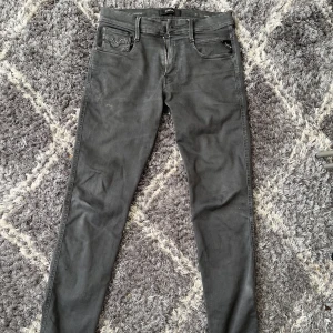 Replay anbass jeans - Replay anbass jeans köpta från Plick men var ej min stil så säljer vidare Skick: 8/10 Storlek är 31/34 men sitter som 32 i längden Nypris: ca. 1500 Slim fit Skriv om du har frågor/vill ha fler bilder🔥🤘