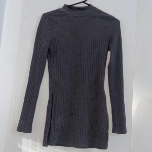 Tröja  - Tajt tröja öppen från sidorna väldigt fin och tun 