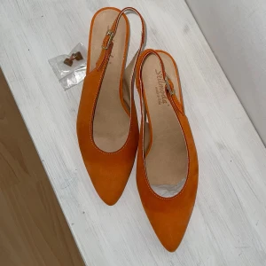 Orangea klackar  - Fina Stiletto klackar med liten klack. Jättefin kvalité. Oanvända, från Stilmoda gjorda i Italien. I storlek 38. Kommer med extra klackdel. Köpte de för 699kr. Och nu säljer jag de för 250kr. ❤️ äkta mocka 