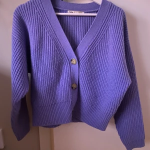 Tröja - Använt fåtal gånger, inga fläckar, hål osv. 