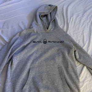Sail Racing Hoodie - Sail racing hoodie i mycket bra skick!  