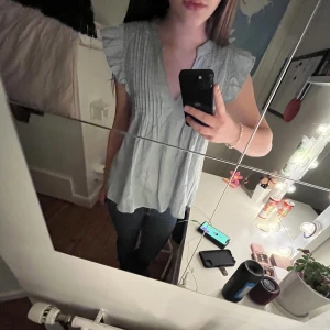 Esprit blus  - Säljer min jättefina esprit blus då den inte just nu kommer till användning. Ny där för 600 i storlek Xs men passar även mig som har S. Skriv för frågor 🥰