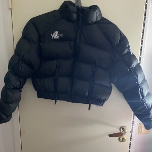 Kort svart jacka  - Jätte fin kort jacka aldrig använt och har ba hängt i gadireoben.Köptes för 400kr och är storlek L passar också de med storlek M och prislappen och allt sitter kvar och vill få säljt den snabbt och jag står inte för frakten så blir plus frakt.