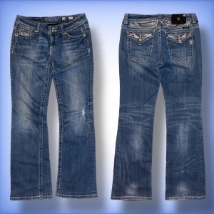 Miss me jeans - Ett par unika bootcut miss me jeans med en fin design på bakfickorna och runt midjan☺️ hör av dig om du har frågor!