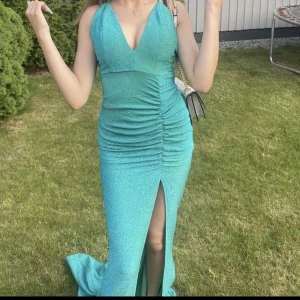 Balklänning  - säljer denna eleganta och snygga balklänning. Säljer den då den tyvär inte kommer till användning, men den är i perfekt skick och perfekt till bröllop eller bal!! 
