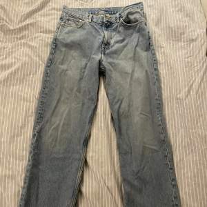 Säljer mina Weekday galaxy jeans pågrund av att jag ej använder dem längre. De är i storleken 30/32. Skick 6/10. De är väl använda och framfickorna är lagade. Nypris: 600kr. 