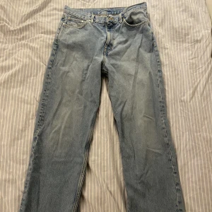 Weekday Galaxy jeans ljusblåa - Säljer mina Weekday galaxy jeans pågrund av att jag ej använder dem längre. De är i storleken 30/32. Skick 6/10. De är väl använda och framfickorna är lagade. Nypris: 600kr. 