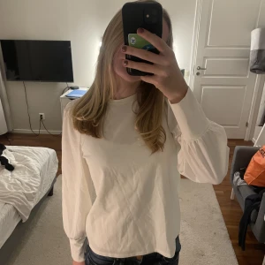 Bluströja - Säljer denna supersöta tröja ifrån object. Tröjan är helt ny med prislapp så därav i nyskick. Frakten ingår ej i priset och priset kan diskuteras💕 360 kr nypris.