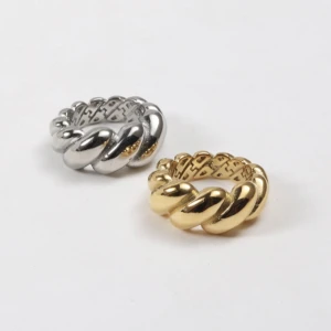 Silver ring  - Vi säljer denna fina ring. Den är stilren och har en lyxig klang för ett väldigt bra pris. Tveka inte på att höra av dig om du är intresserad eller har frågor. Färg: Silver (Stainless steel) Storlek: 6 7 8