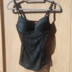 Korsett svart - Fin korsettliknande topp som jag köpt second hand men som tyvärr inte passar mig, är i mycket bra skick 🫶🏻🫶🏻Går att knäppa i bak och är i bekvämt material :)