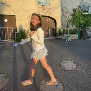  Levis jeans shorts - Levis jeans shorts i storlek M.  Jättefint skick, köpta på Levis. Ljusblåa.  Betalning via Swish Kontakta för fler bilder Tryck ej på köp nu!!!! LOWWAIST