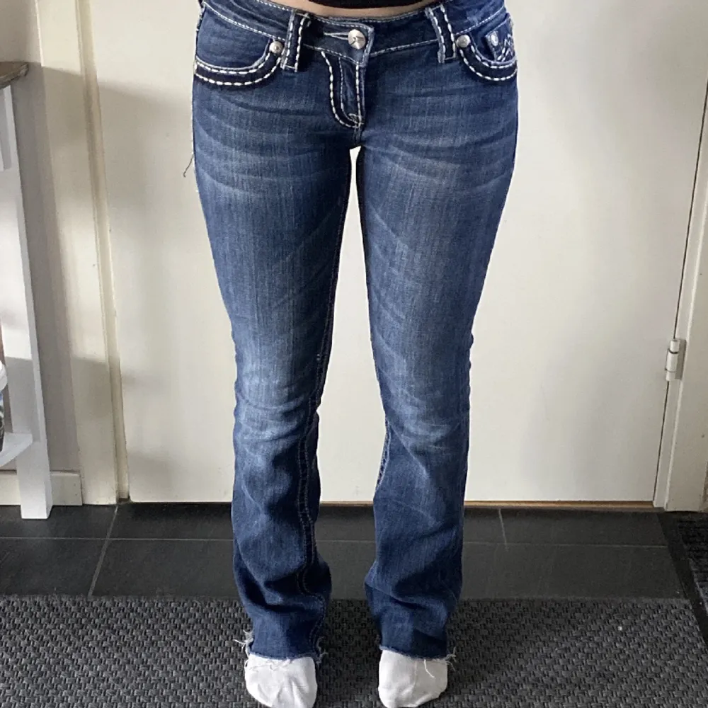 Super snygga lågmidjade och bootcut miss me jeans i jätte bra skick!❤️skriv privat för fler bilder och hör av er vid frågor eller vid köp!. Jeans & Byxor.
