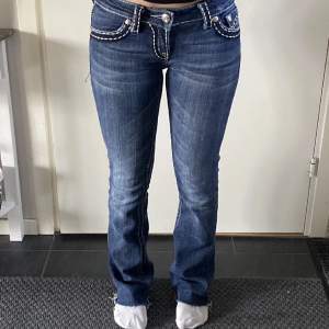Super snygga lågmidjade och bootcut miss me jeans i jätte bra skick!❤️skriv privat för fler bilder och hör av er vid frågor eller vid köp!